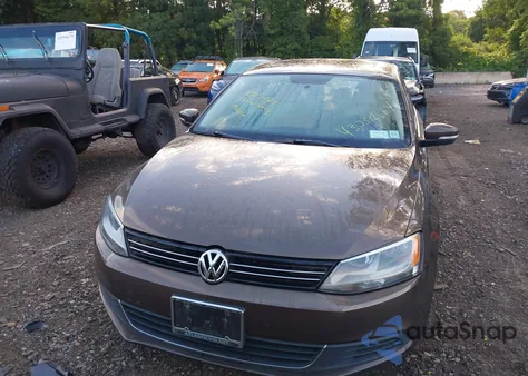 2014 Volkswagen Jetta 1.8T Se z USA, uszkodzony, nr VIN 3VWD17AJ5EM439582